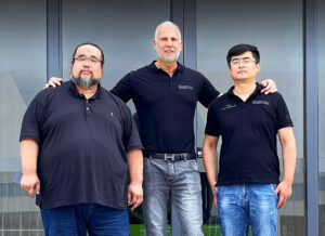 DHZ Gründer Zhou Yueming (links) mit David von Hase (mittig im Bild) und der technische Leiter Shao Wentao (rechts)