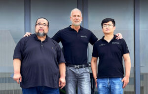 DHZ Gründer Zhou Yueming (links) mit David von Hase (mittig im Bild) und dem technische Leiter Shao Wentao (rechts)